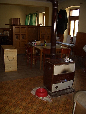 Der Gemeinschaftsraum mit altem Ofen